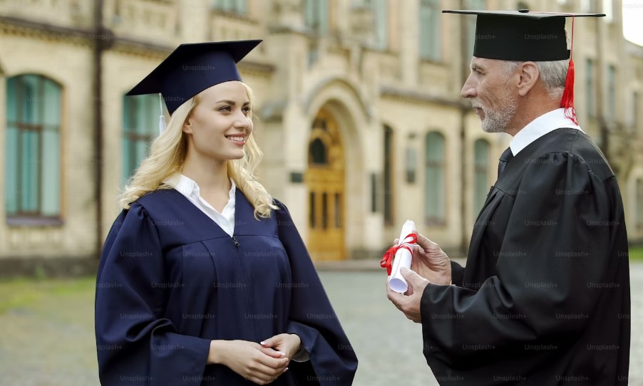 Best Scholarships For International Students.jpg